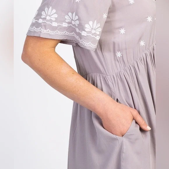 Pinkblush embroidered v neck dress with pockets nwot - Picture 3 of 5